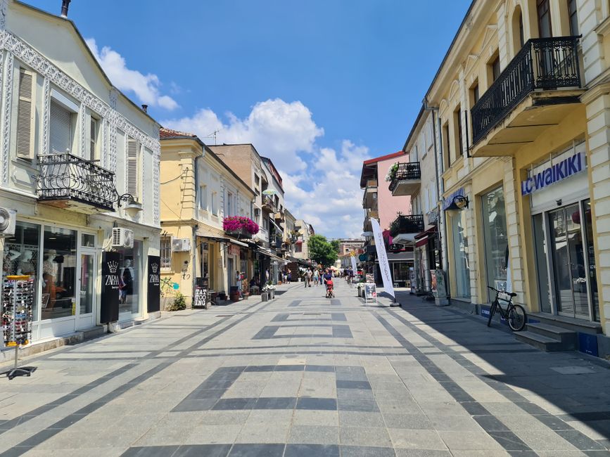 Bitola war überraschend. Überraschend normal. Nach dem in Kroatien, Montenegro und Albanien alle im Reiseführer empfohlene Orte von Touristen überlaufen waren, waren wir die einzigen Fremden weit und breit. So konnten wor entspannt durch die schön sanierte Alstadt und den Basar schlendern. Der Döner kostet hier auch noch stabile 2€.