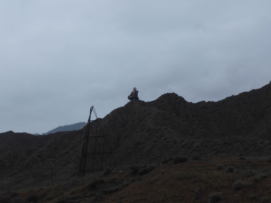 Am Rande des Issy kül sitzt der berühmte Manas Epos Rezitat auf dem Berg