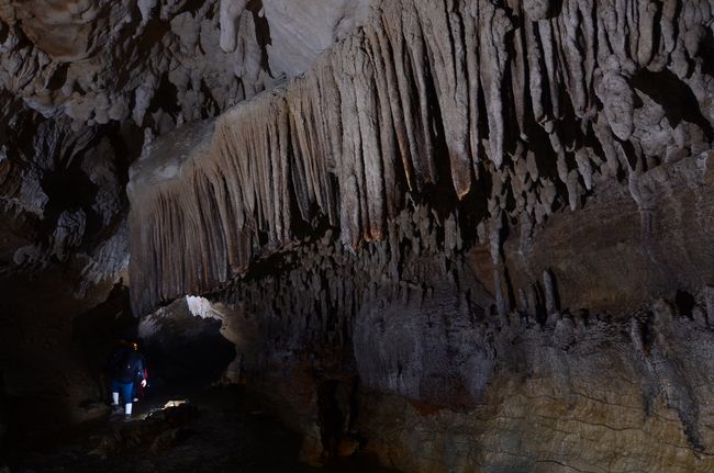 spectacular caves and stalagmites, -tites?
