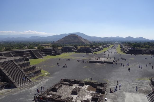 Teotihuacán - Pirámide del Sol and Avenida de los Muertos