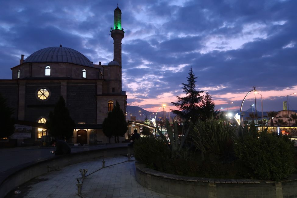 Auf dem Giresunplatz mit der Haci Mikdat-Moschee