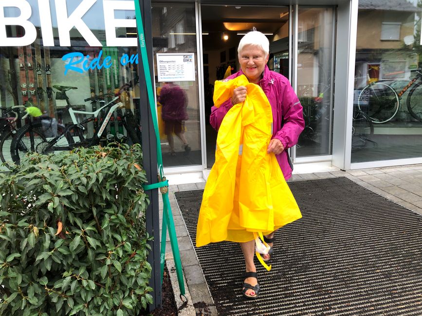 Ruth kauft neuen Regenschutz