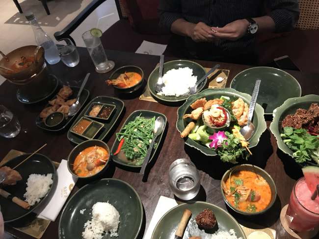 Tisch voller thailändischer Leckereien
