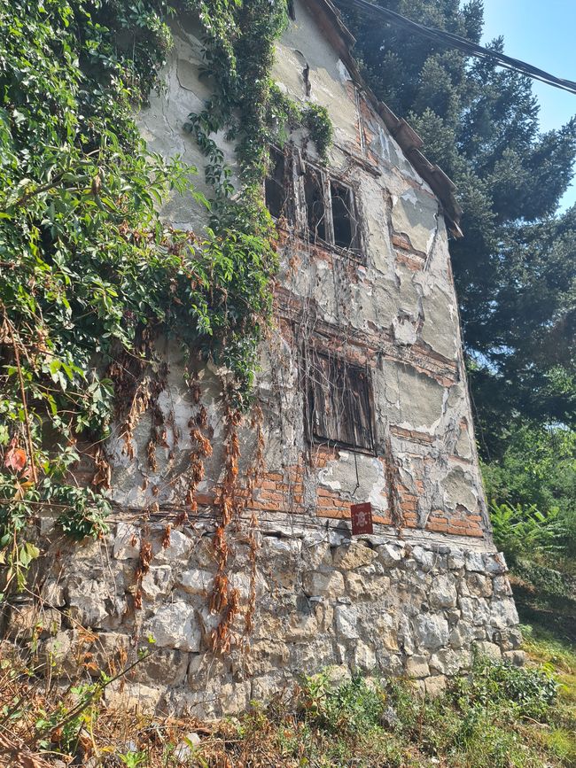 Aber man trift auch immer wieder auf Relikte des Krieges, wie dieses noch immer verminte Haus.
