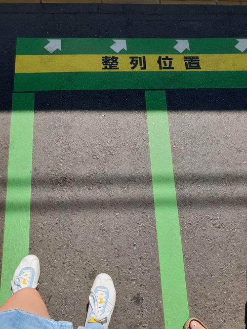 Queue markings at the train station