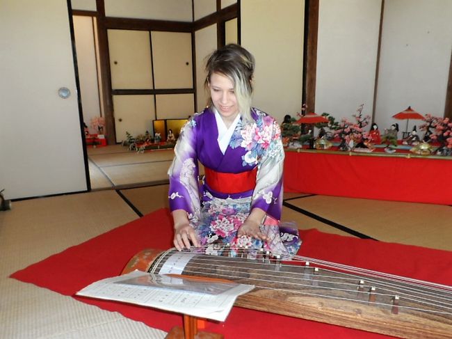 First attempts at playing the Koto^^