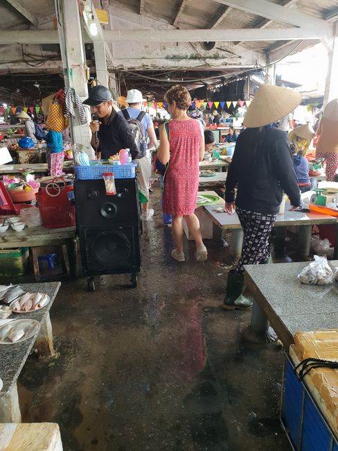 Singer in the midst of the fish market at 30°C