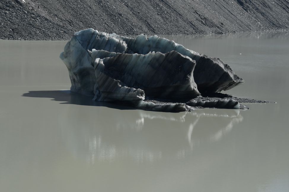 Iceberg(s) in the Hooker Glacier Lake