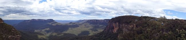 View from Katoomba over the southern Blue Mountains
