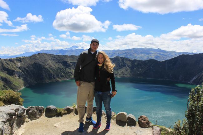 Couple shoot in front of Quilotoa Lagoon