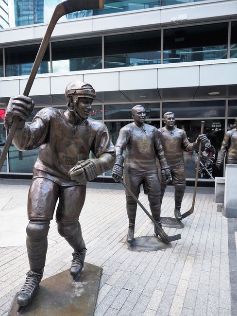 Fans want to see statues like these, the greatest legends from the history of the Maple Leafs