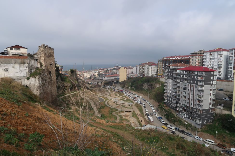 Blick von der Burg aus, im Hintergrund wieder die Größte Moschee der Stadt