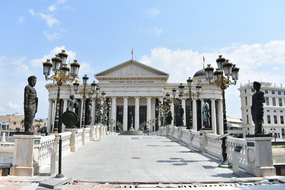 Skopje - il-kapitali ta' ħafna statwi (15-il waqfa)