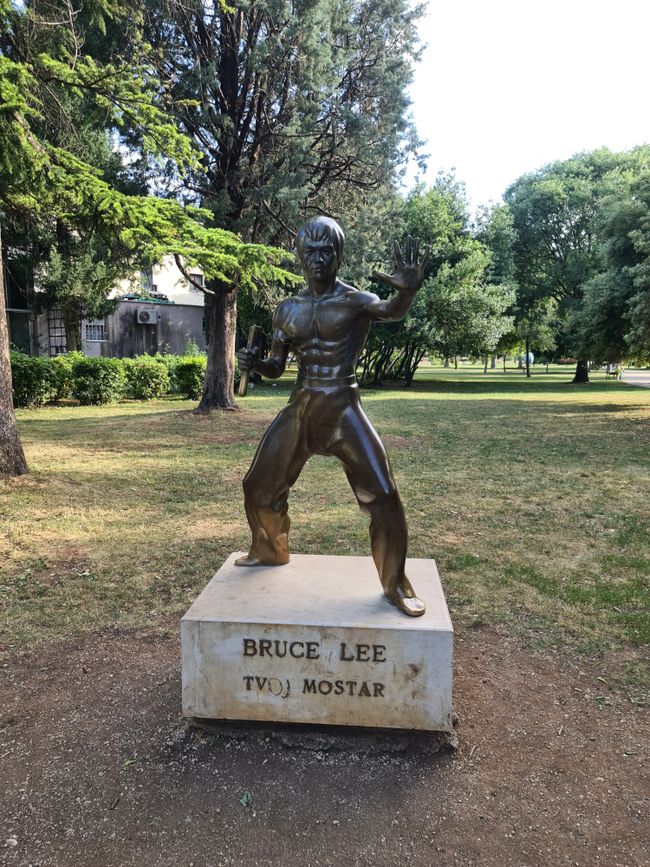 Eher ein Kuriosium. Ein Bruce Lee Denkmal mit der Begründung,  dass Bruce Lee offenbar alle Ethnien  respektiert.