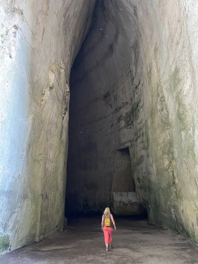 Künstliche Höhle durch Abbau von Kalkstein