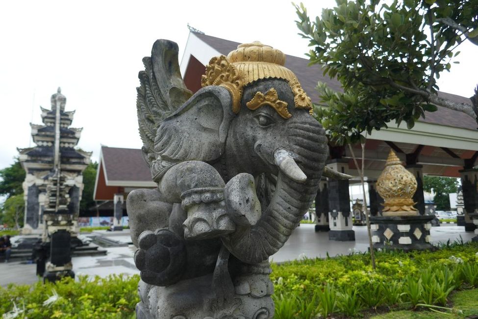 Elephant statue on the access road to the harbor
