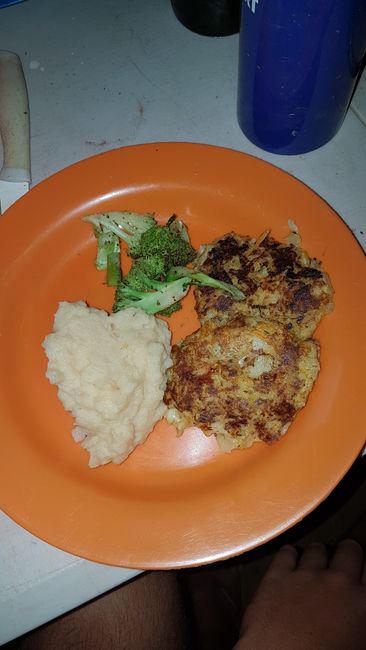 Albóndigas de verduras y ensalada de patatas para la cena.