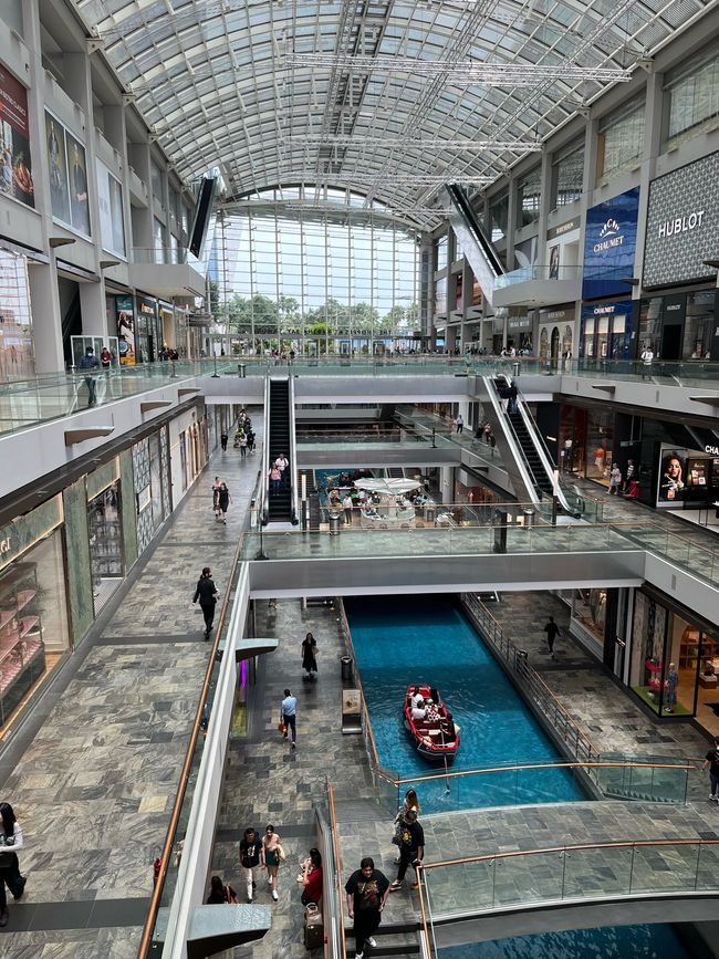 Gondel durch die Shoppingmall des Marina Bay Sands
