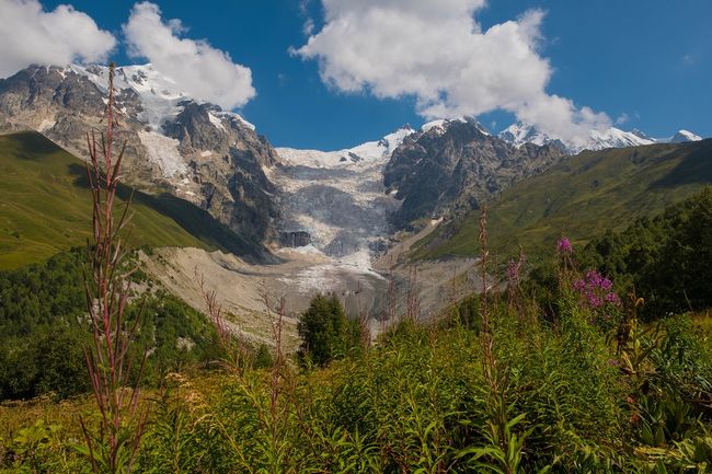 Der Adishi-Gletscher dominiert die Landschaft.