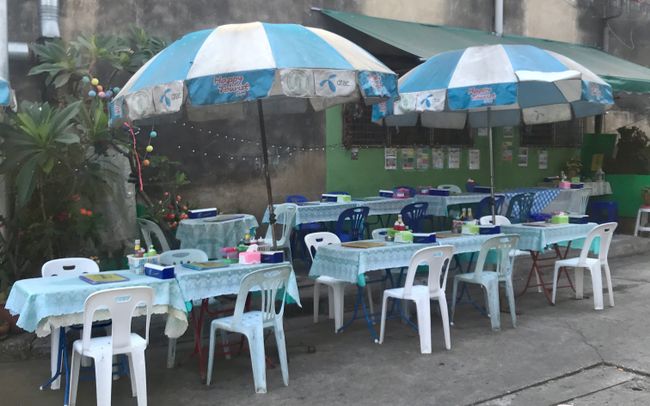 Kleines typisches Restaurant mit Plastikstühlen und Tischen
