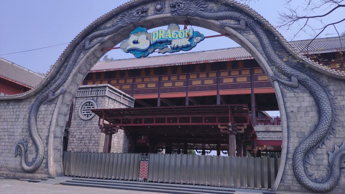 Das ist der Eingang zum Sun World Dragon Vergnügungspark