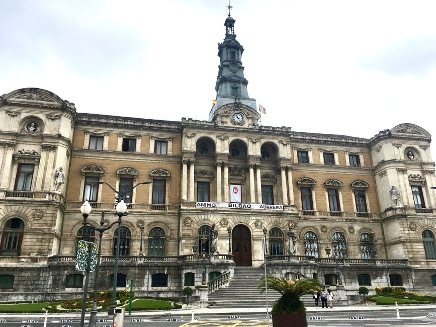 Ayuntamiento de Bilbao (Rathaus), ein neoklassizistisches Gebäude mit barocken Details, die Episoden der Stadtgeschichte wiedergeben.