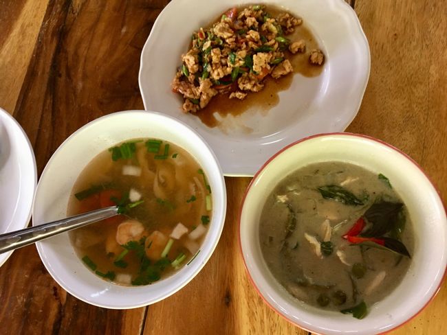 Links: Scharf-saure Suppe mit Scampi, oben: Hackfleisch mit thailändischen Basilikum und Gemüse (Paddys)