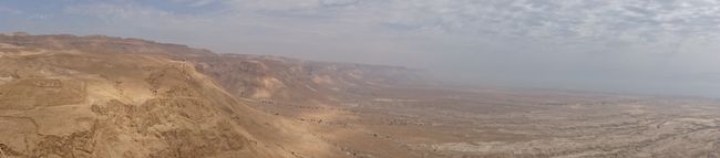 Blick vom Tafelberg Massada – links noch deutliche Spuren eines Camps der Römer, rechts das Tote Meer