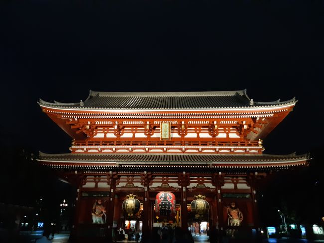 Kaminarimon (Thunder Gate) to Sensoji Temple in Asakusa