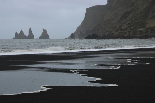 Der schwarze Sandstrand von Vík í Mýrdal 