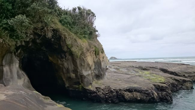 Links ist der Eingang zu einer Höhle, sie man aber besser nicht betritt, weil das Meer hier sehr heftig ist