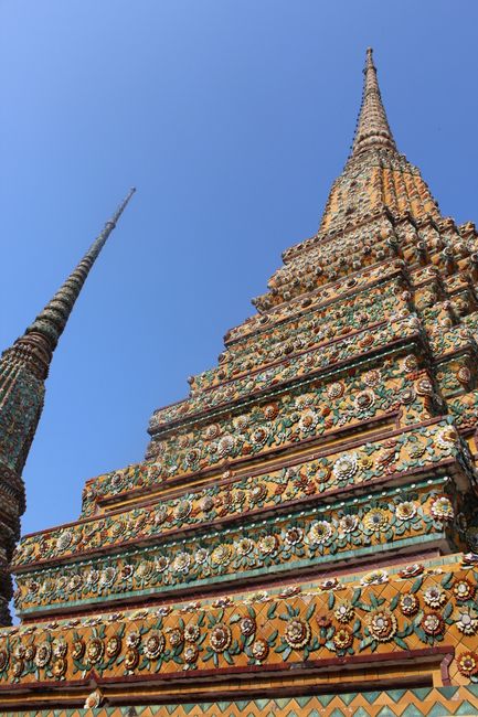 Wat Pho: standing Buddhas