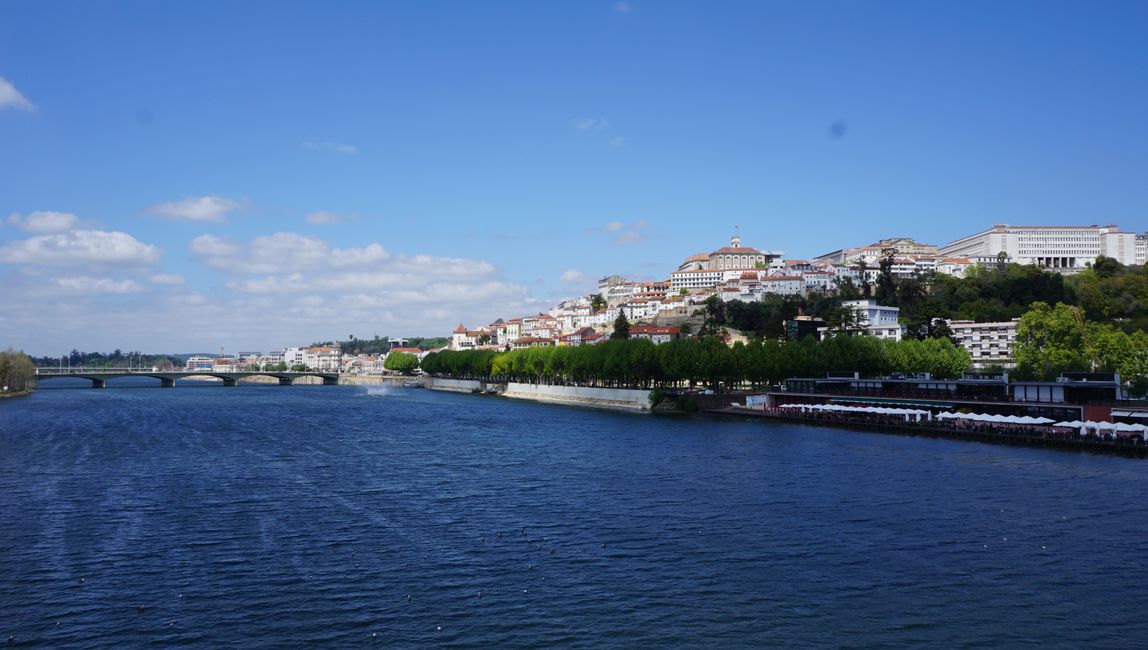 Coimbra vom Fluss Mondego aus
