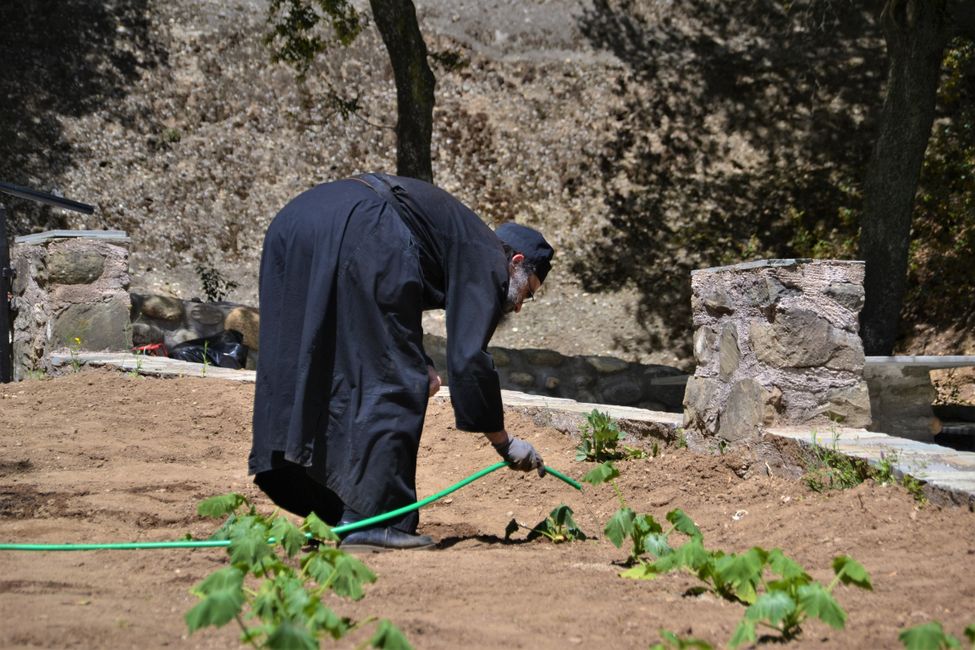 Einer der Mönche des das Klosters Agios Nikólao wässert das Gemüsebeet unterhalb des Felsens, auf dem das Kloster steht. s
