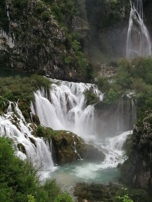 16.05.19 over the Plitvice Lakes to Grebastica. There I spent 2 nights at a car camp. Small, simple, cozy with better weather. It was my first time in the sea even though it was still very cold. The Plitvice Lakes are a must-see. I was totally thrilled!