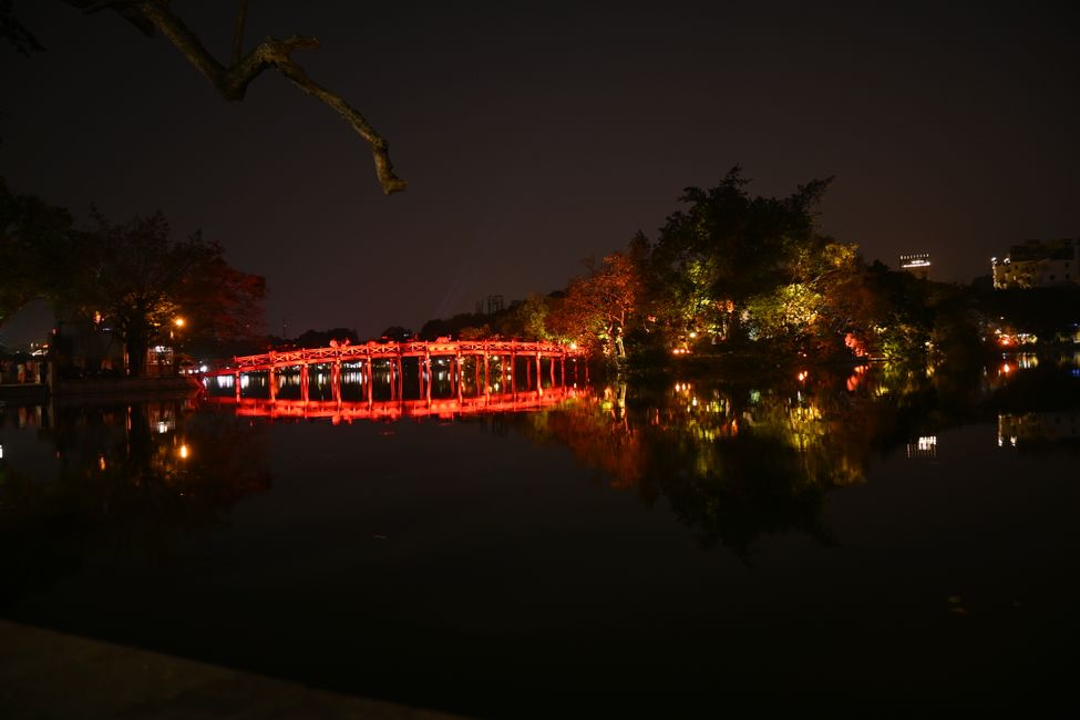 Bridge over Hoan Kiem Lake at night