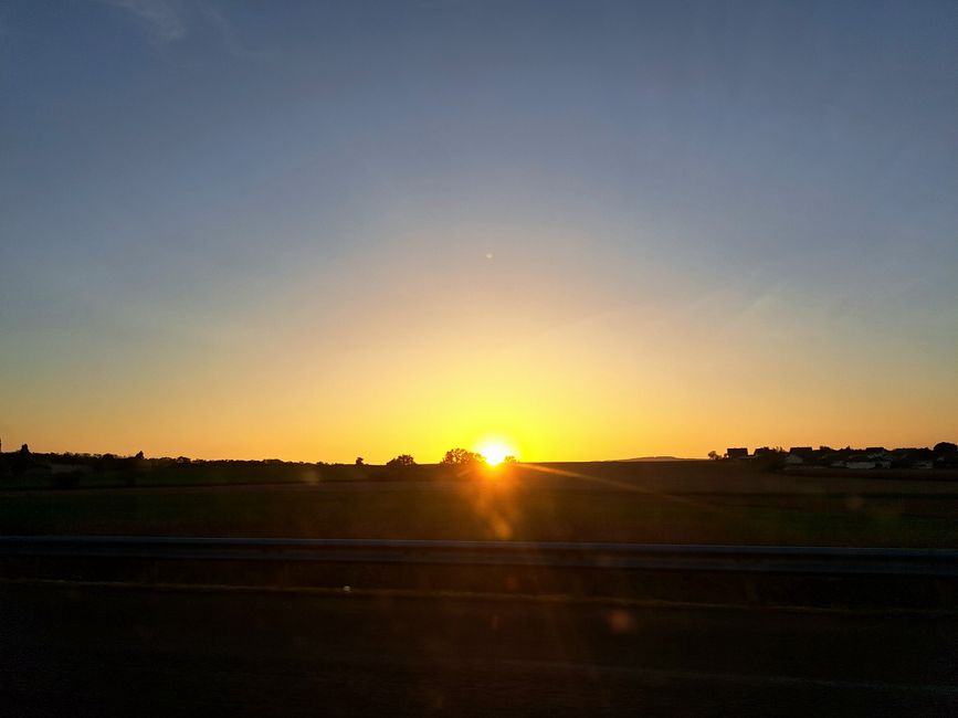 Sonnenuntergang auf der Autoroute im Burgund