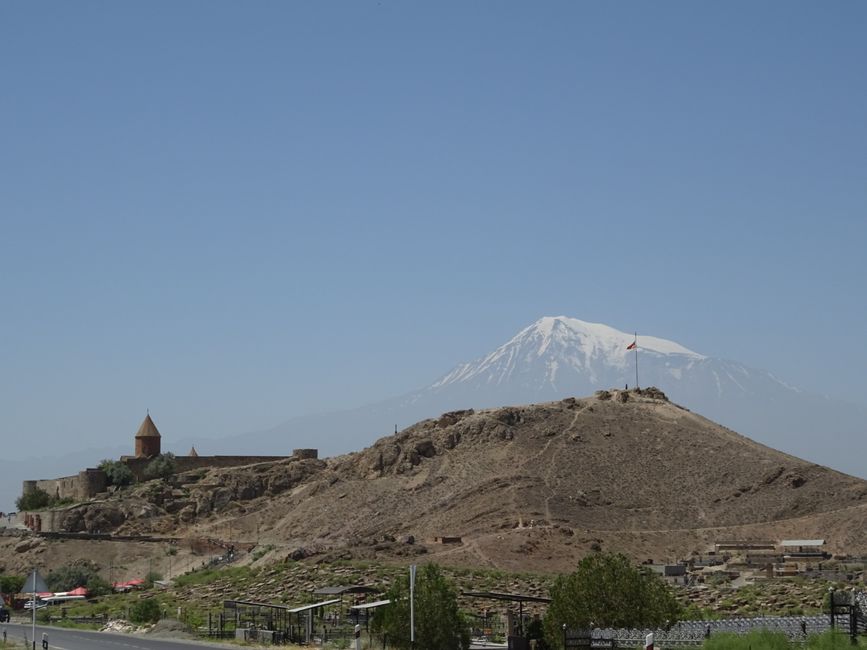 Chor Wirap mit dem Ararat im Hintergrund 