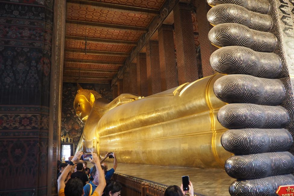 Der riesige, liegende Buddha 