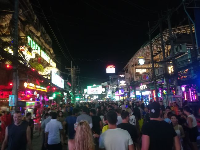 Unpleasant crowds in the party mile of Patong