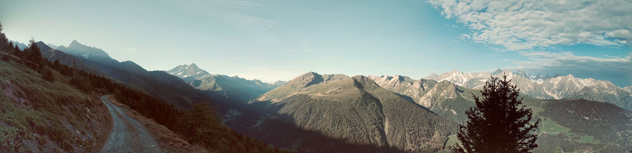 Grand Combin und Mont Blanc am frühen Morgem
