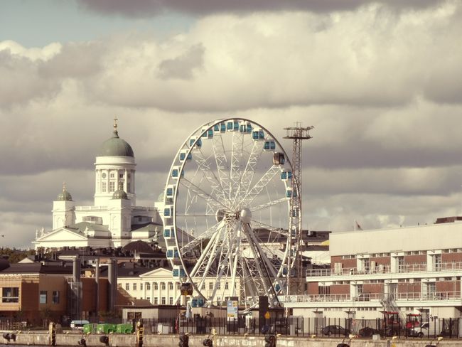 Skywheel in front of the Helsinki Cathedral