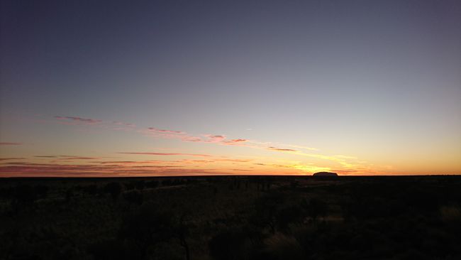 Glühender Himmel über dem Uluru