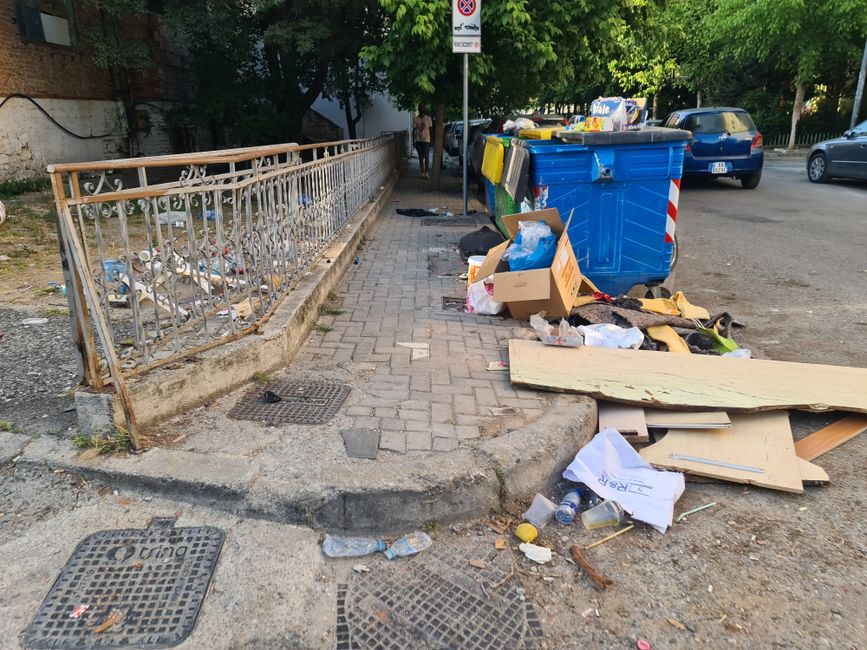 Und immer wieder zeigt sich das große Müllproblem das Albanien hat. Davon abgesehen gibt es eigentlich seit Slowenien keine wirkliche Mülltrennung mehr.
