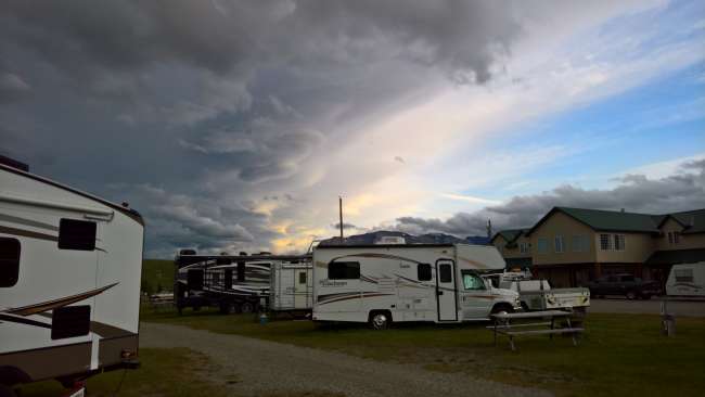 Wellenwolken über dem Campingplatz