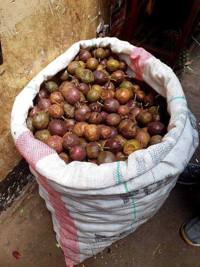 Passion Fruits auf dem Market in Arusha
