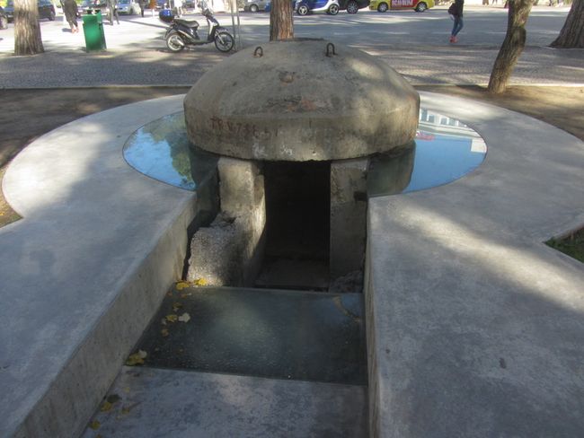 In Albanien sind diese Minibunker im ganzen Land zu finden. Aus Angst vor einem Atomkrieg ließ Enver Hoxha diese 172.000 Bunker in den 70er/80er Jahren bauen