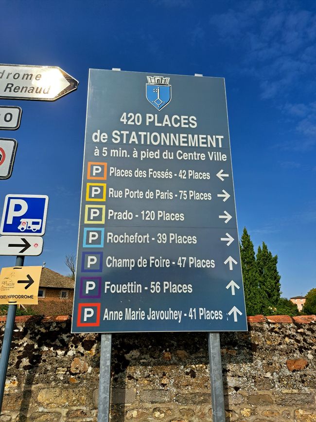 Noch ein mal ein Anstecher ins Burgund: nur schlappe 420 Parkplätze in Cluny
