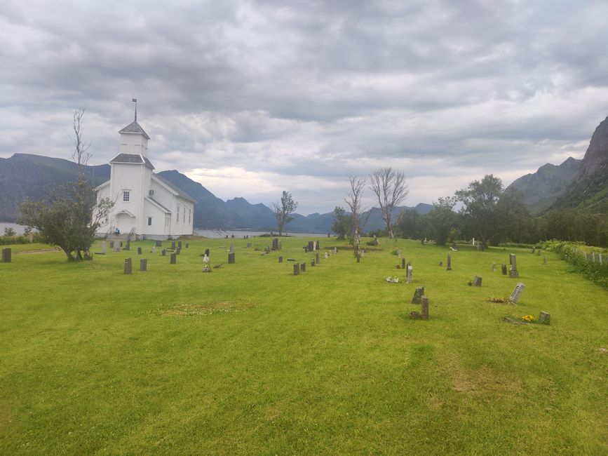 Kirkegården foran kirken