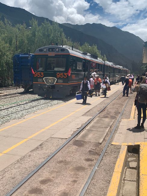 Inca Rail Zug für die Fahrt von Ollantaytambo nach Aguas Calientes